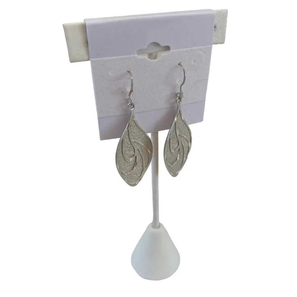 .Beautiful 925 Sterling Silver Vintage Etched Drop Leaf Earrings.